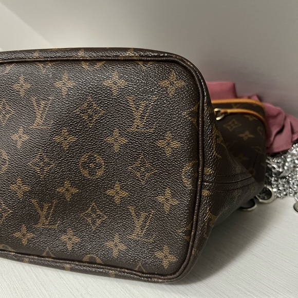 LV The Neverfull MM tote unites timeless design with heritage details. - Picture 5 of 7